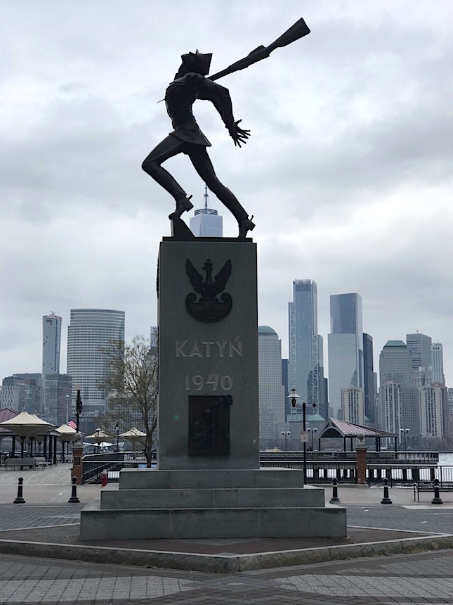 Pomnik Katyński w Jersey City, jedyne takie miejsce w okolicach Nowego Jorku upamiętniające Polaków zamordowanych w Katyniu. Odsłonięty w 1991 roku.