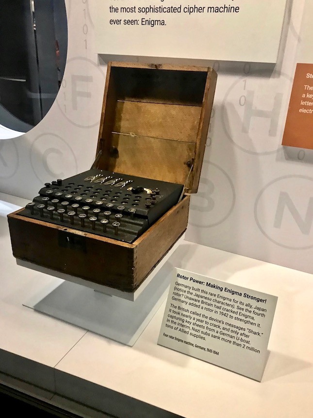Międzynarodowe Muzeum Szpiegostwa w Waszyngtonie, miejsce z największą na świecie kolekcją narzędzi wykorzystywanych w pracy wywiadowczej.