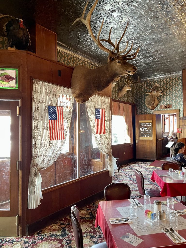 Wnętrze restauracji Irma w Cody w Wyoming