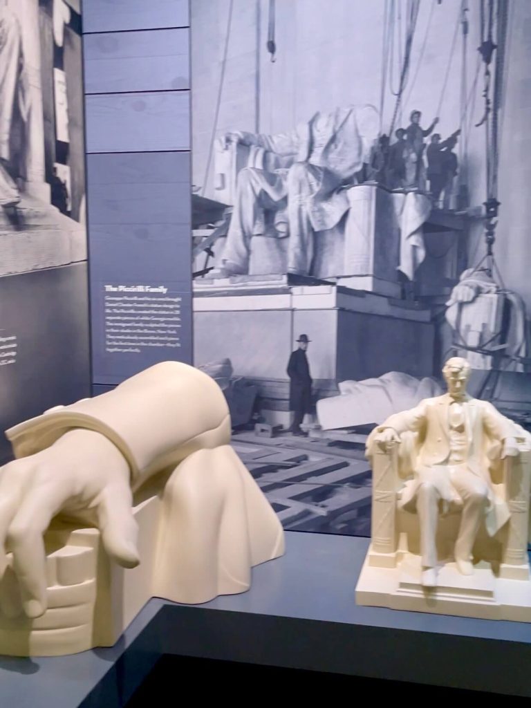 Model dłoni i miniatura posągu Abrahama Lincolna prezentowane na wystawie Lincoln Memorial Undercroft.