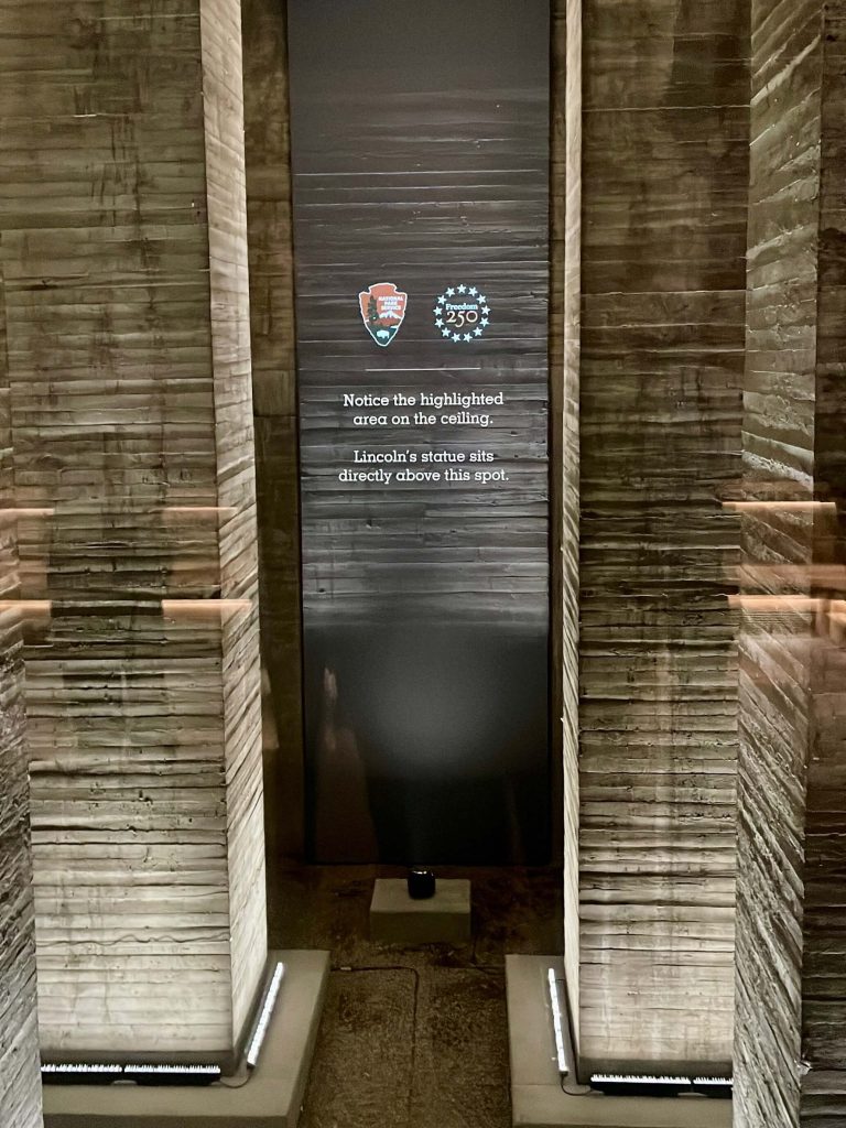 Monumentalne betonowe kolumny podtrzymujące Pomnik Lincolna w podziemiach Lincoln Memorial.