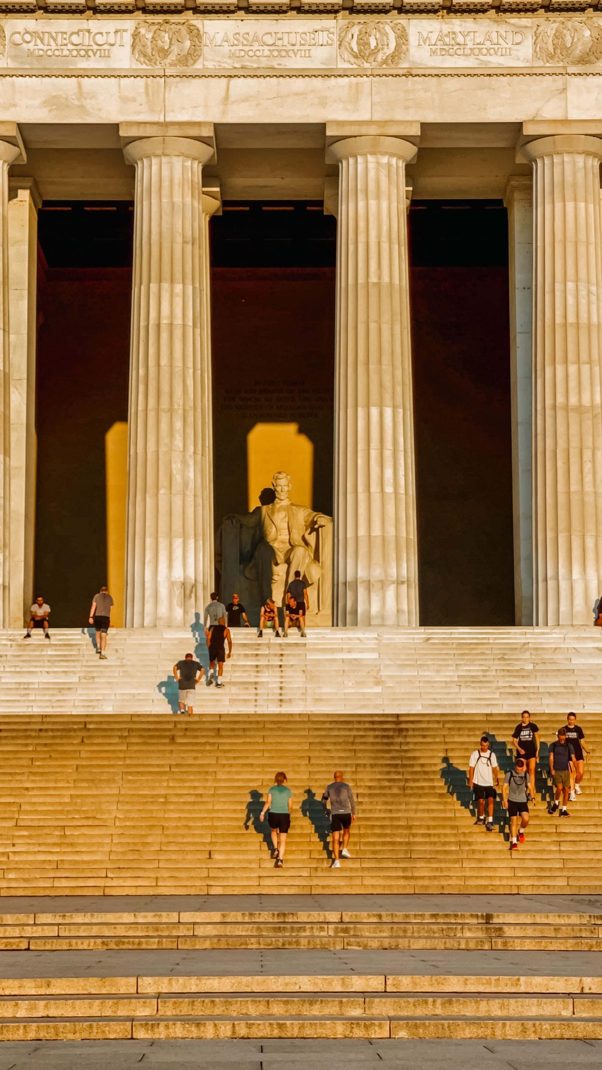 Pomnik Lincolna w Waszyngtonie z monumentalnymi kolumnami i posągiem Abrahama Lincolna.