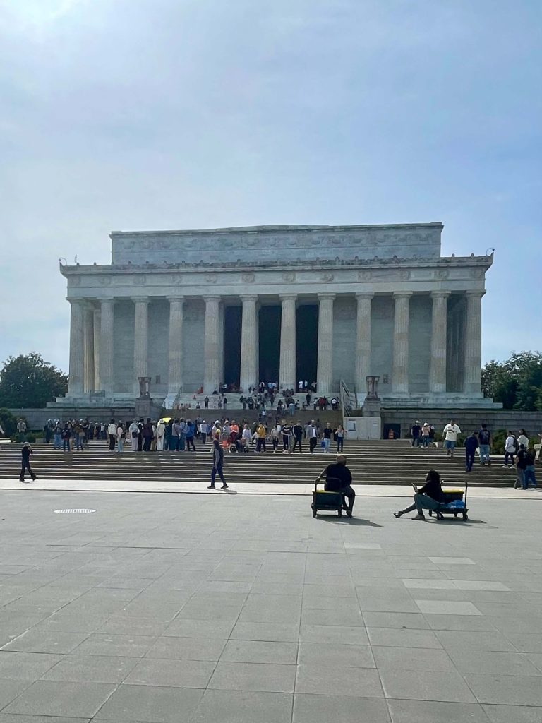 Widok na Pomnik Lincolna od strony National Mall w Waszyngtonie.